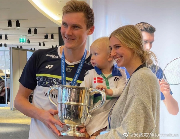 2022年全英羽毛球公开赛上夺得男单冠军的丹麦名将安赛龙，在赛后捧着奖杯与妻子、女儿拍摄全家福